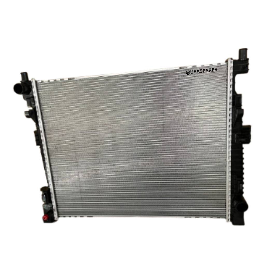 New radiator for Jeep Grand Cherokee 3.0 WK2 CRD Facelift, featuring aluminum core and plastic end tanks designed for efficient engine cooling and OEM fitment.