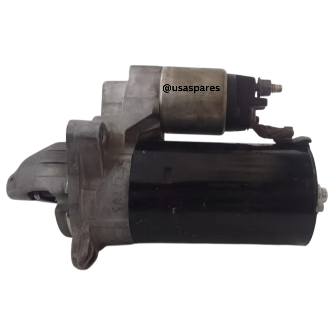 Used starter motor for Jeep Grand Cherokee 3.0 WK2, ideal for reliable engine ignition replacement.