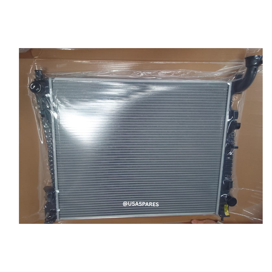 Jeep Grand Cherokee WK2 new radiator featuring aluminum core and plastic end tanks, designed for optimal engine cooling and a perfect OEM-style fit.